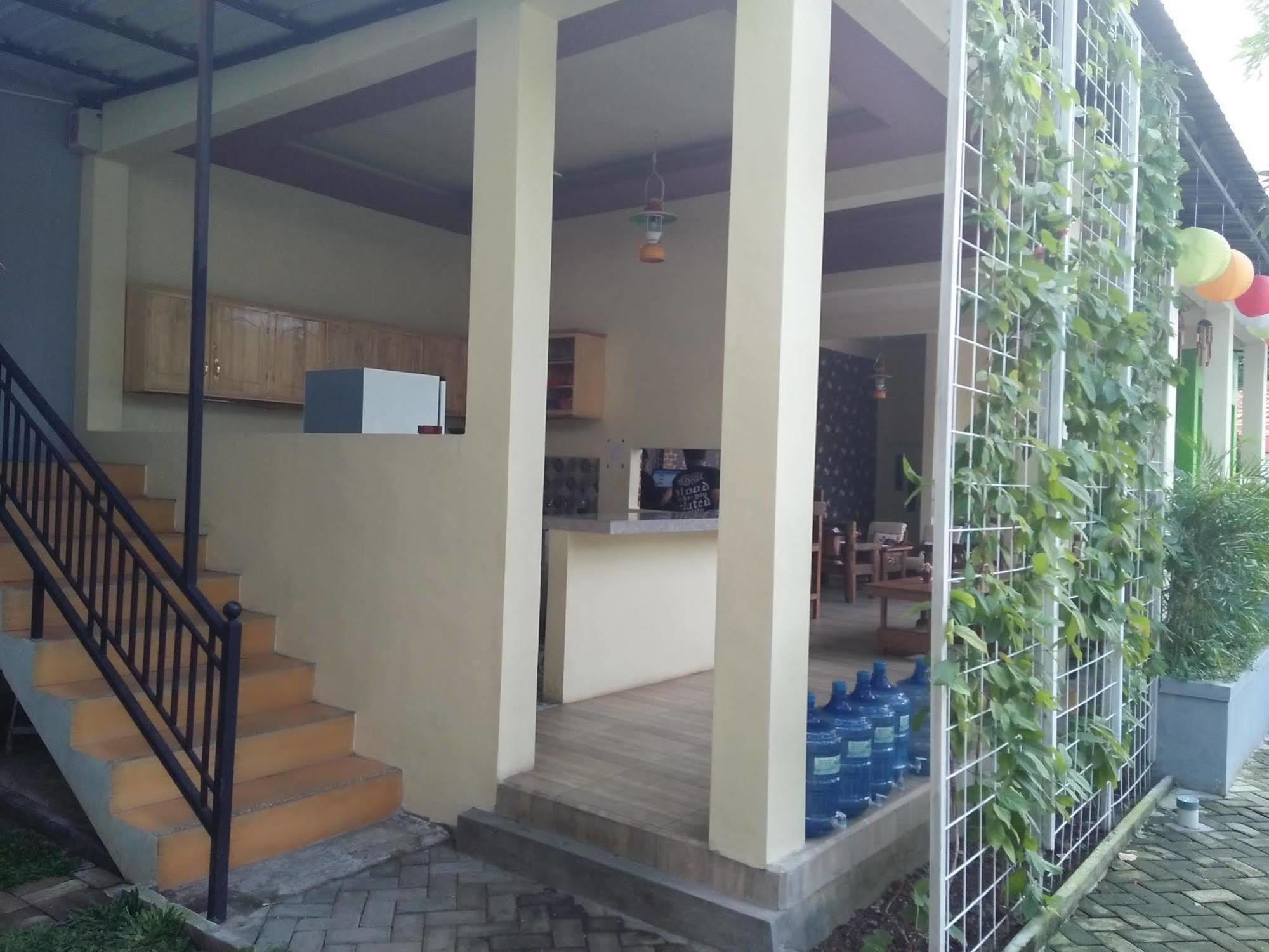 Clover Homestay Probolinggo Exterior photo
